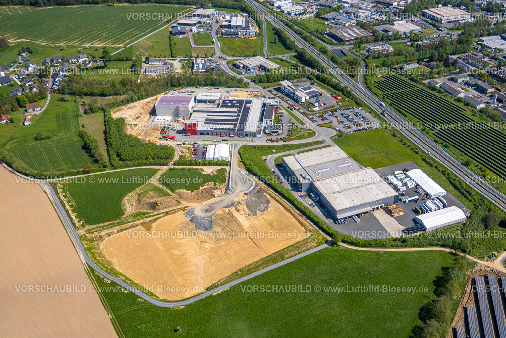 Meschede240506070 | Luftbild, Gewerbegebiet Enste mit Bürger-Solarpark
Fotovoltaik-Solarstromanlage, an der Autobahn A46, ITH Schraubtechnik | ITH Bolting Technology Maschinenbauunternehmen, Enste, Meschede, Sauerland, Nordrhein-Westfalen, Deutschland