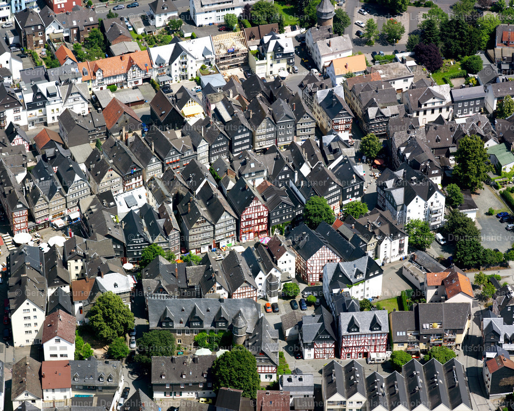 2608466 | HERBORN 09.06.2006 Fachwerkhaus- und Mehrfamilienhaus- Wohngebiet im Altstadtbereich und Innenstadtzentrum an der Hauptstraße in Herborn im Bundesland Hessen, Deutschland. // Half-timbered house and multi-family house- residential area in the old town area and inner city center on street Hauptstrasse in Herborn in the state Hesse, Germany. Foto: Gerhard Launer