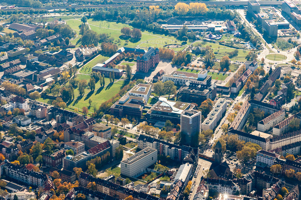 Luftbild: BGV, Gesundheitsamt, Landratsamt und Schloss Gottesaue mit Hochschule für Musik im Ortsteil Oststadt in Karlsruhe im Bundesland Baden-Württemberg in Deutschland. Foto: IMG_129840.jpg vom 24.10.2021 durch Werner Riehm/FLY-FOTO.de