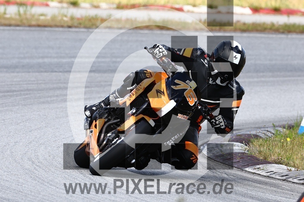 0076-20240707_05609 | Schöne Erinnerungen an spannende Momente - das festzuhalten ist unser Job. PIXELrace.de ist seit 2003 auf den Rennstrecken Europas unterwegs um die Action draußen beim Fahren und die wunderbare Stimmung imm Fahrerlager für euch einzufangen.