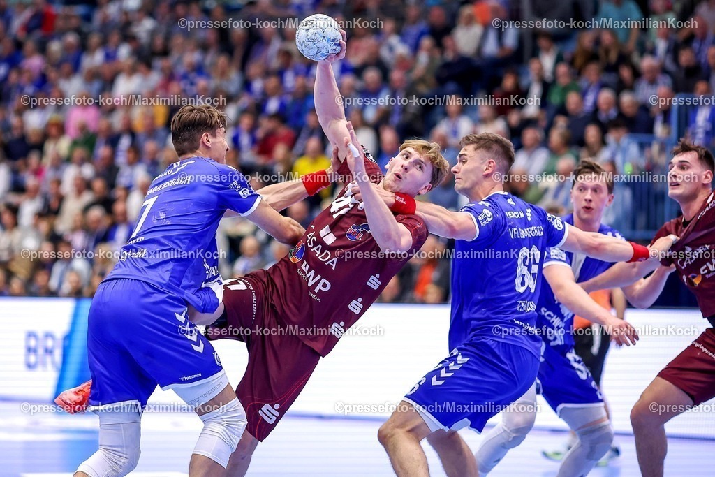 Gum25042501020 | 25.04.2025, Handball, HBL, VfL Gummersbach - 1. VfL Potsdam, Schwalbe-Arena: Dustin Kraus (VfL Potsdam #47) gegen Julian Köster (GUM #7) und Stepan Zeman (GUM #66) 