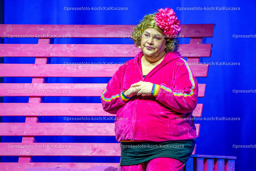 KKU27112401010 | 27.11.2024, xkkux, Düsseldorf, Komikerin Ilka Bessin performt bei ihrer Show 20 Jahre Cindy aus Marzahn in der Mitsubishi Electric Halle