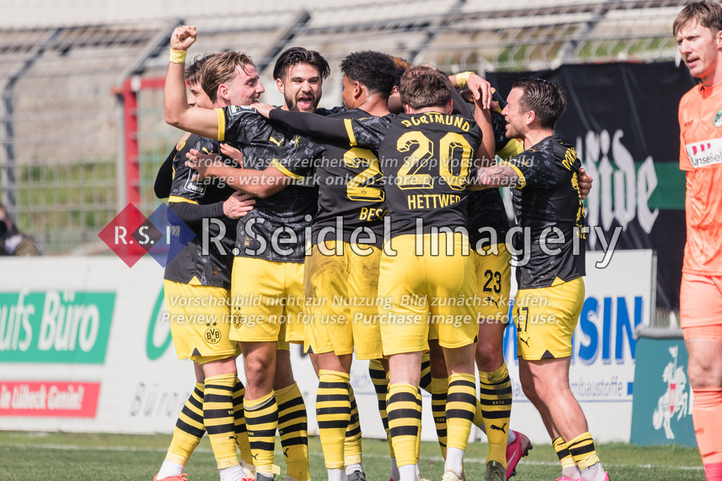 RS-1-043076 | Nach dem 3:0 in der ersten Halbzeit feiern die jungen Borussen ausgelassen.
