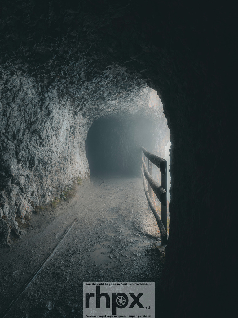 Drachenhöhle am Pilatus | Blick in die Drachenhöhle am Pilatus. Der Nebel zieht durch den Felsgang und lässt die Szene geheimnisvoll und ruhig wirken. Eine Aufnahme, die die mystische Seite des Pilatus eindrucksvoll festhält. - Realisiert mit Pictrs.com