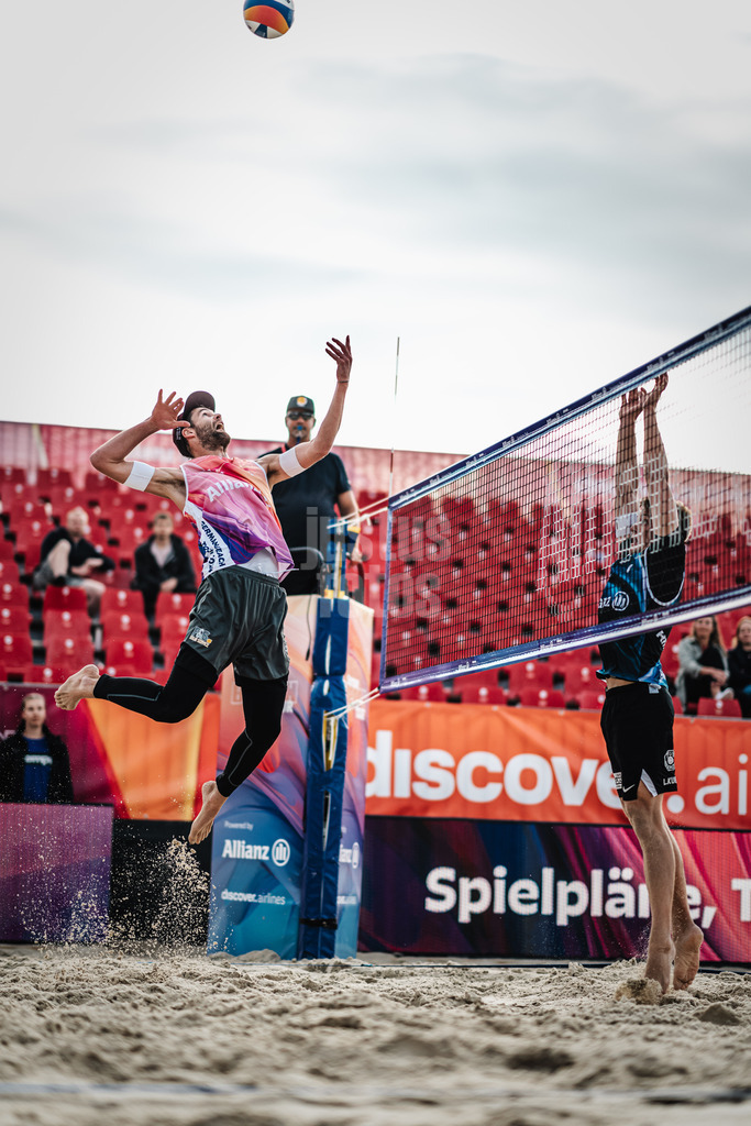 Sportart | Geschlecht | Saison 2022/2023 | Liga | Team1 vs. Team2 | TT.MM.JJJJ | Manuel Harms beim Angriff