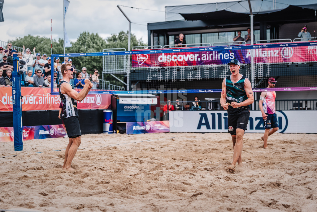 Beachvolleyball | Frauen | Allianz German Beach Tour 2025 | Tourstop Hamburg | 30.05.2025 | v.l. Jonas Reinhardt und Robin Sowa jubeln nach dem Sieg