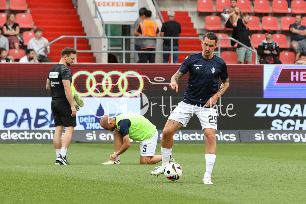 FC Ingolstadt - SV Waldhof Mannheim | Mannheim Neuzugang Adrian Markus FEIN (Waldhof #29) beim warmmachen vor der Partie in Ingolstadt