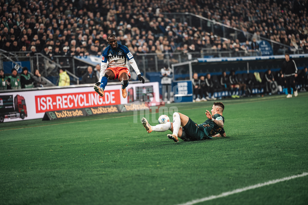 Fußball | Männer | Saison 2025/2026 | 1. Fußball-Bundesliga | 13. Spieltag | Hamburger SV vs. SV Werder Bremen | 07.12.2025 | Marco Friedl (#32, SV Werder Bremen) rechts trennt Jean-Luc Dompe (#7, HSV) vom Ball