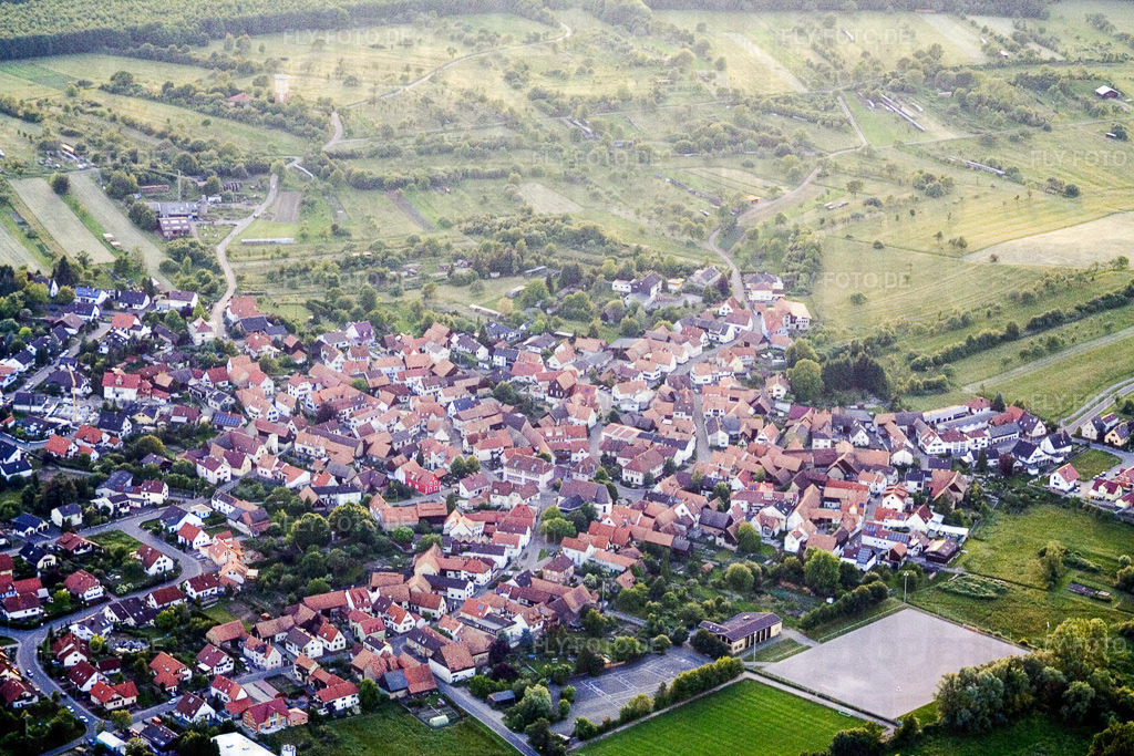 Büchelberg von Südosten | Luftbild: Büchelberg von Südosten im Ortsteil Büchelberg in Wörth im Bundesland Rheinland-Pfalz in Deutschland. Foto: IMG_2665.jpg vom 09.06.2006 durch Werner Riehm/FLY-FOTO.de - Realisiert mit Pictrs.com