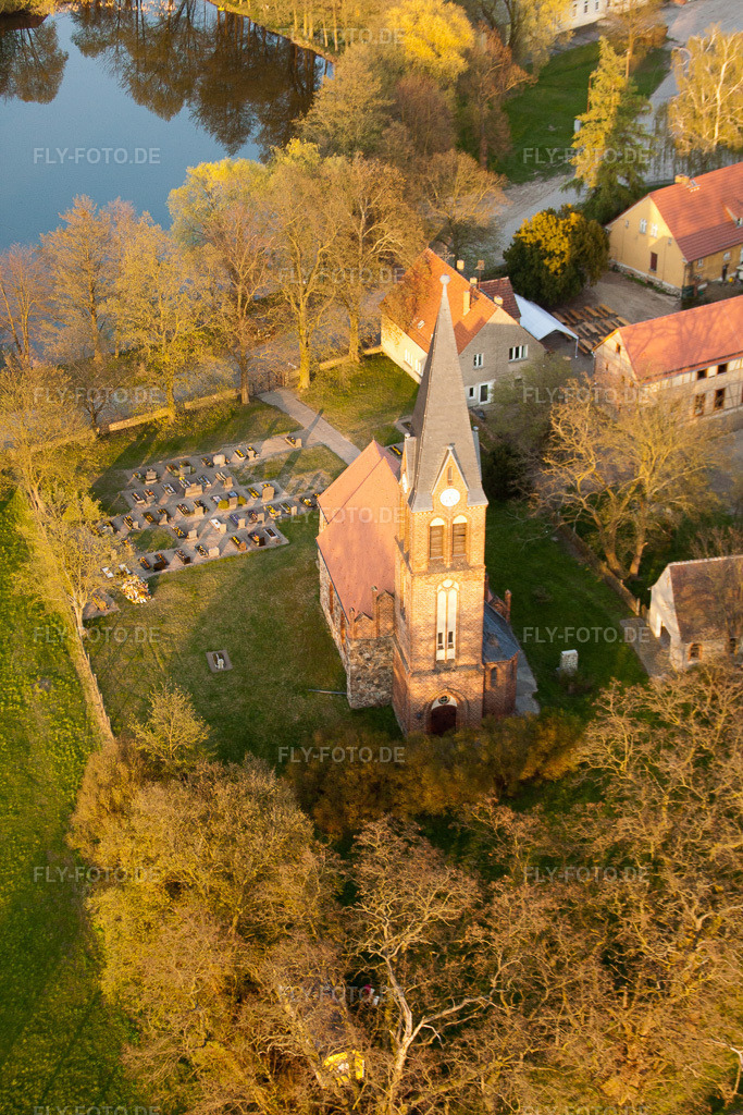 Luftbild: Kirchengebäude Fläming im Ortsteil Borgisdorf in Niederer im Bundesland Brandenburg in Deutschland. Foto: IMG_26119.jpg vom 23.04.2010 durch Werner Riehm/FLY-FOTO.de