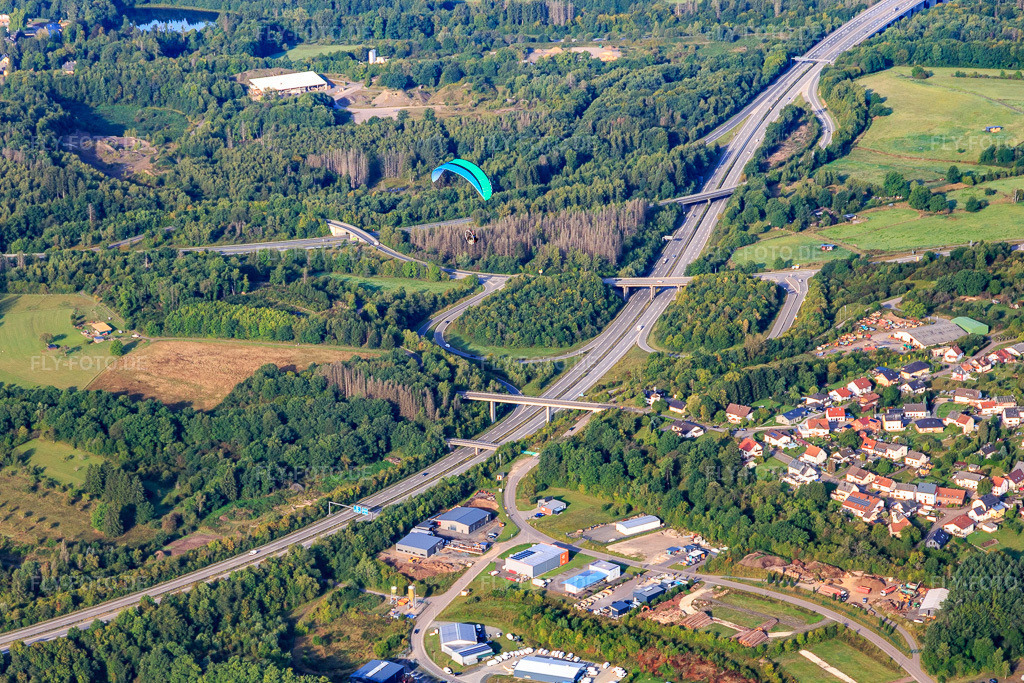 Luftbild: Autobahnanschlussstelle Othenhausen der A62 zur B2 im Ortsteil Otzenhausen in Nonnweiler im Bundesland Saarland in Deutschland. Foto: IMG_149714.jpg vom 06.09.2025 durch Werner Riehm/FLY-FOTO.de