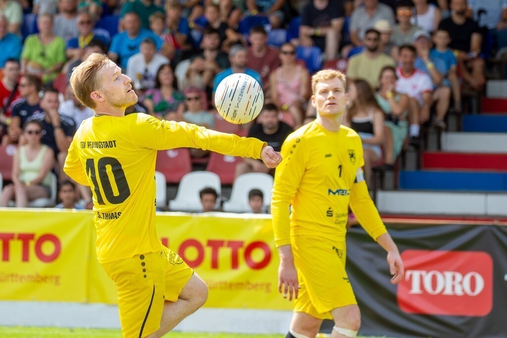 Faustball: TSV Pfungstadt gegen Union Tigers Vöcklabruck (IFA 2024 Fistball World Tour Finals Mannheim, Finale). Bild: Sebastian Thomas (10) legt auf für Patrick Thomas (1), Pfungstadt | Faustball: TSV Pfungstadt gegen Union Tigers Vöcklabruck (IFA 2024 Fistball World Tour Finals Mannheim, Finale). Bild: Sebastian Thomas (10) legt auf für Patrick Thomas (1), Pfungstadt - Realisiert mit Pictrs.com