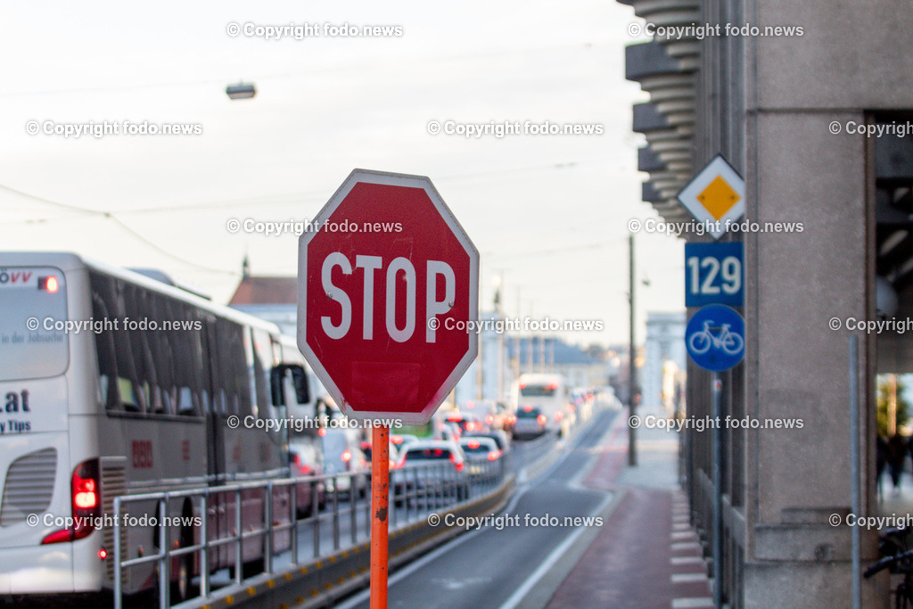Linz_ Verkehr_ 07.04.2025-4 | 07.04.2025, LINZ, AUT, im Bild Themenbild, Verkehr, Stau, KFZ, Bruecke, Nibelungenbruecke, Auto, Montag, Fruehverkehr, Radweg, Radfahrstreifen, Fahrspurverengung, oeffentlicher Verkehr, Bus, Verkehrsverbund, Pendler, Neu, B127, Schild, Stop