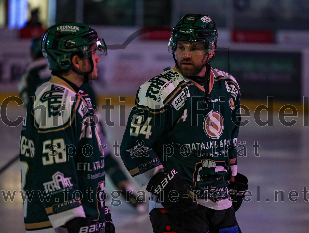 2026-01-23_006_TSV_Erding_gegen_SC_Riessersee | Erding, Deutschland, 23.01.2026:Eishockey, Oberliga Süd 2025 / 2026, 40. Spieltag, TSV Erding gegen SC Riessersee, Endergebnis: 6:5 n.V.Paul Pfenninger (Erding Gladiators, #58), Markus Eberhardt (Erding Gladiators, #94)Foto: Christian Riedel / fotografie-riedel.net