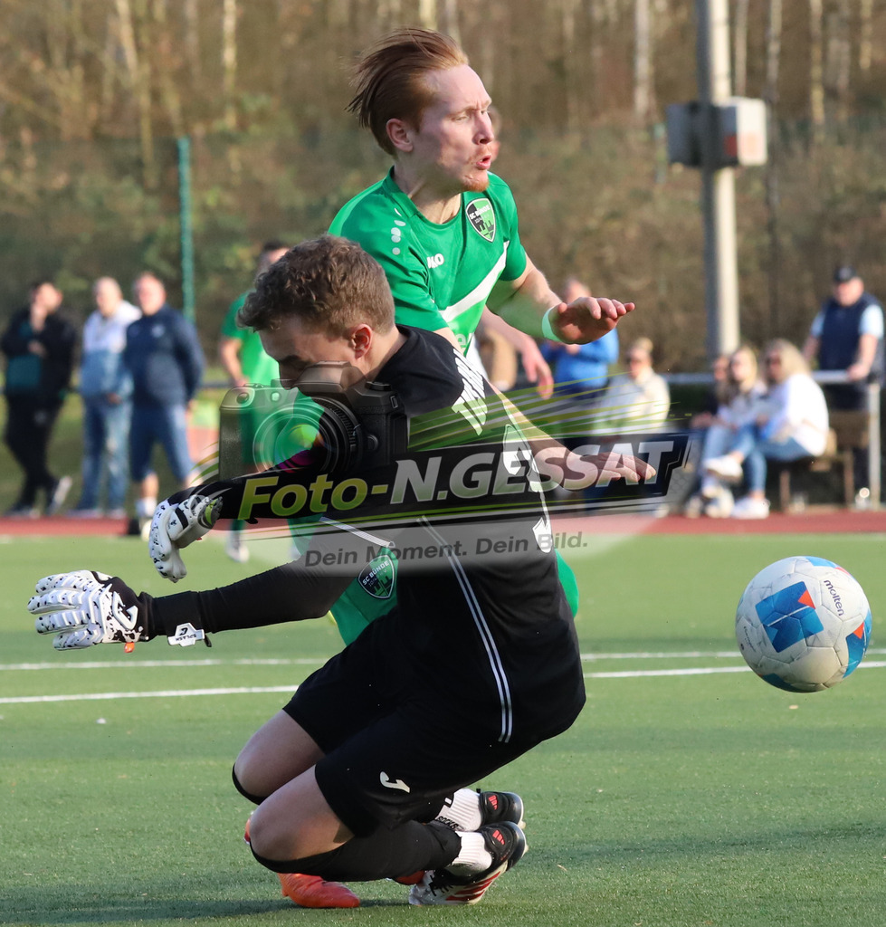 SC Bünde - TuS Brake | Auf dem Bild zu sehen: grün SC Bünde: Nick Braun ; schwarz TuS Brake: Jan StellbrinkSC Bünde, TuS Brake, Saison 25/26, Bezirksliga, Deutschland - Realisiert mit Pictrs.com