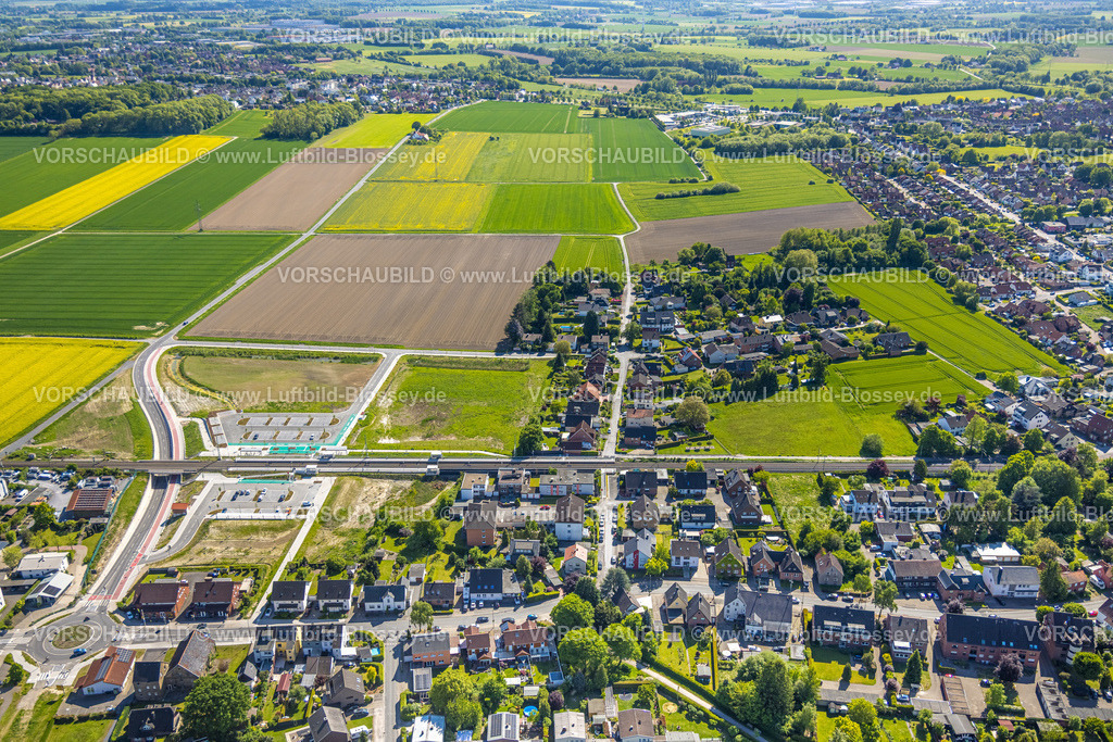 Hamm250500593 | Luftbild, geplante Nahverkehrsverbindung mit Haltepunkt in Westtünnen, Baustelle am Südfeldweg und Von-Thünen-Straße für den künftigen Bahnhaltepunkt, Bahnlinie mit Eisenbahnbrücke, Parkplätze, Stadtbezirk Rhynern, Hamm, Ruhrgebiet, Nordrhein-Westfalen, Deutschland