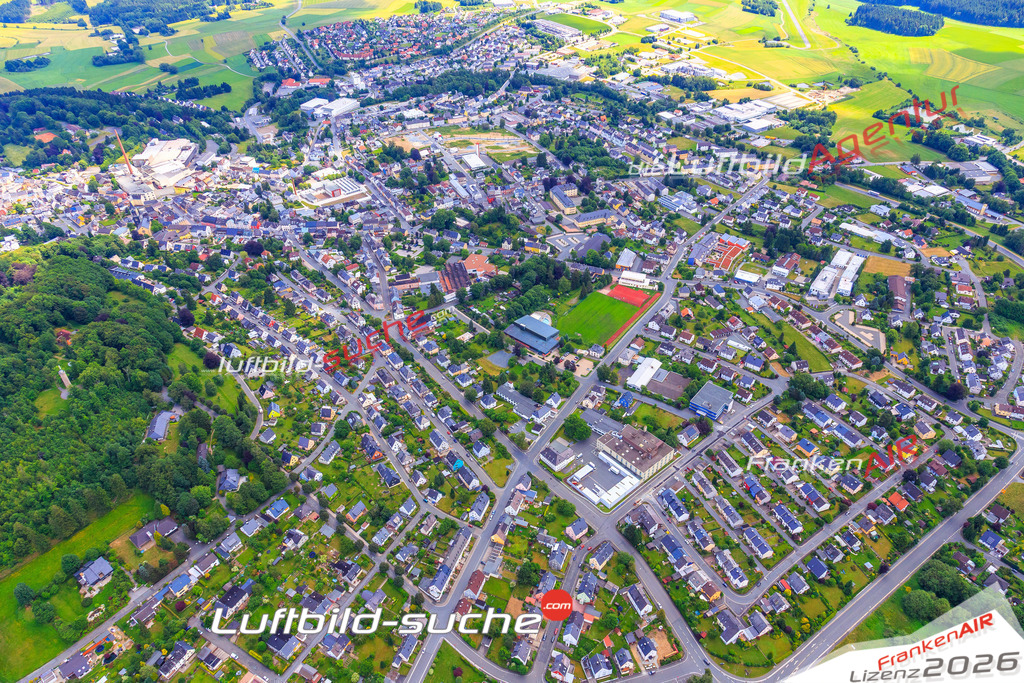 Die Luftaufnahme der Stadt Helmbrechts wurde vom UL-Flugzeug heraus erstellt ( keine Drohne )- hohe Auflösung für beste Qualität