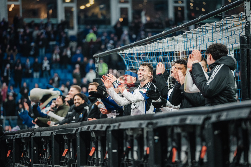 Fußball | Männer | Saison 2023/2024 | 2. Fußball-Bundesliga | 14. Spieltag | Hamburger SV vs. Eintracht Braunschweig | 24.11.2023 | Das Team des HSV applaudiert seinen Fans, im Fokus Jonas Meffert (#23, HSV)