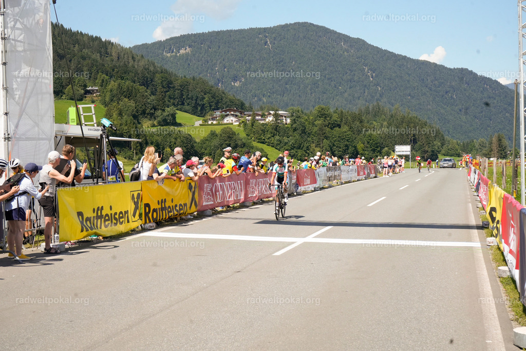707_20230817_Bewerb_Maenner_Muehlanger | AUT - OESTERREICH, 2023-08-16: SPORT RENNRAD-FAHREN - 55. INTERNATIONALER RADWELTPOKAL IN ST. JOHANN IN TIROL  - Vintage-Radrennen mit WM-Bronze-Medaillen-Siegerin Christina Schweinberger, den Teilnehmer und Alexander Baumann (vom Orginastions-Team) - TAG 2 BEWERB MAENNER IN SECHS GRUPPEN  ; Foto: Roland Muehlanger