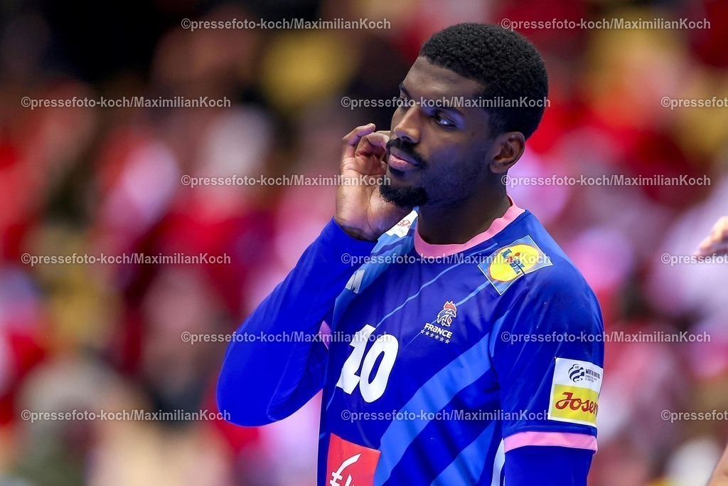 EHF24012601129 | 24.01.2026, Handball, Men's EHF EURO 2026, Frankreich - Portugal, Jyske Bank Boxen in Herning, Dänemark, Main Round: Abschlussjubel nach dem Sieg der Franzosen gegen Portugal.  Dika Mem (France #10)
