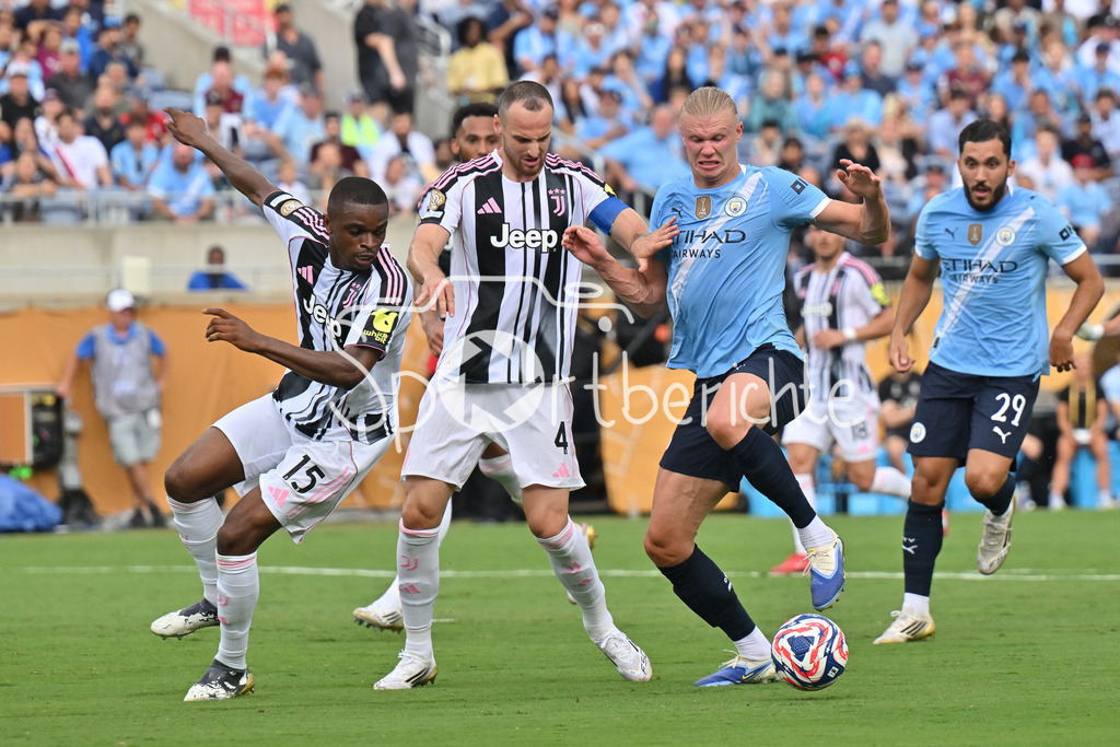 Juventus Turin - Manchester City | im Duell Pierre KALULU (Juvuentus Turin 15), Federico GATTI (Juvetus Turin 4) und Erling HAALAND (Manchester City 9) / Zweikampf / FIFA Club World Cup: Juventus Turin - Manchester City, Camping World Stadium am 26.06.2025 / NOT FOR SALE IN USA