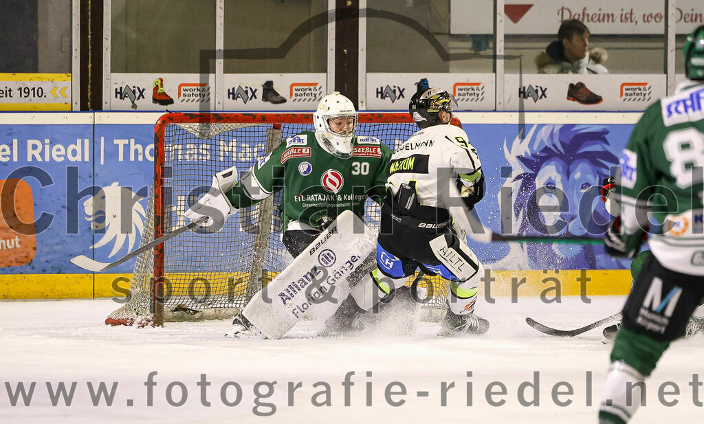 2024-02-02_140_TSV_Erding_gegen_ERSC_Amberg | Erding, Deutschland, 02.02.2024:
Eishockey, Bayernliga Vorrunde 2023 / 2024, 30. Spieltag, TSV Erding gegen ERSC Amberg, Endergebnis: 1:0

Torwart Patrick Mayer (Erding Gladiators, #30), Brendan Walkom (ERSC Amberg, #94)

Foto: Christian Riedel / fotografie-riedel.net
