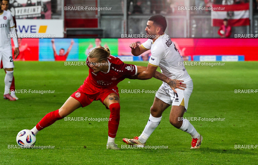 SV Wehen Wiesbaden - Rot-Weiss Essen | Wiesbaden, Deutschland, 22.08.2025Tom Moustier  (Rot-Weiss Essen) im Kampf um den Ball mit Tarik Gözüsirin (SV Wehen Wiesbaden)während des drittliga Spiels zwischen SV Wehen Wiesbaden und Rot-Weiss Essen am 22.08.2025 in der BRITA-Arena in Wiesbaden. (Foto von Timo Bluhmki-Schmidt/Brauer Fotoagentur