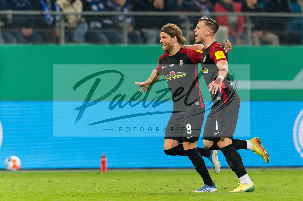 HSVSCF20220419_149 | Fussball, Herren: Lucas Hoeler (SC Freiburg) und Ermedin Demirovic (SC Freiburg) Schlussjubel, jubelt nach dem 1:3 Sieg beim DFB-Pokal-Halbfinalspiel zwischen Hamburger SV und SC Freiburg im Volksparkstadion am 19.04.2022 in Hamburg, Deutschland.DFB / DFL REGULATIONS PROHIBIT ANY USE OF PHOTOGRAPHS AS IMAGE SEQUENCES AND/OR QUASI-VIDEO. - Realisiert mit Pictrs.com