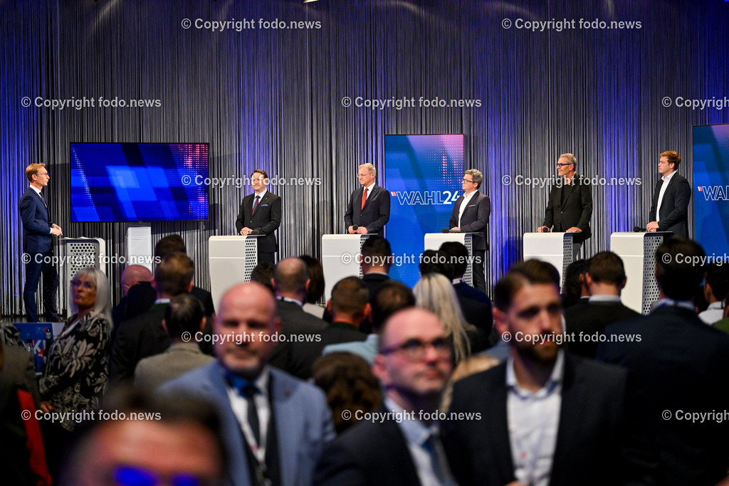 Pressewahldienst Linz zur Nationalratswahl 2024_ 29.09.2024-72 | 29.09.2024, Ursulinenhof Linz AUT, Nationalratswahl 2024, Pressewahldienst im Bild Stefan Hartl (Chefredakteur ORF Oberoesterreich), LH-Stv. Manfred Haimbuchner (FP), LH Thomas Stelzer (VP, Landeshauptmann Ooe), LR Michael Lindner (SP), Johannes Egger (Neos, Landesgeschaeftsfuehrer), LR Stefan Kaineder (Die Gruenen)
