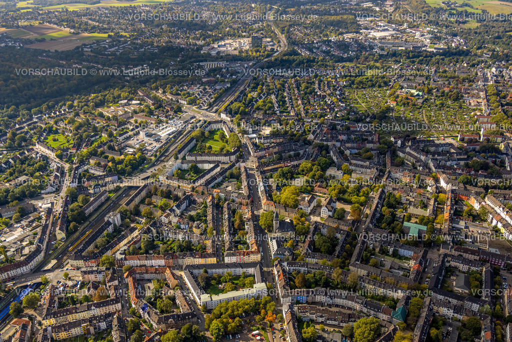 Essen241001382 | Luftbild, Ortsansicht Ortsteil Frohnhausen Mülheimer Straße mit Apostelkirche, Wohngebiet, links die Autobahn A40, Holsterhausen, Essen, Ruhrgebiet, Nordrhein-Westfalen, Deutschland