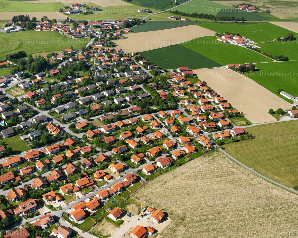 2600935 | KIRCHWEIDACH 09.06.2006 Wohngebiet einer Einfamilienhaus- Siedlung  in Kirchweidach im Bundesland Bayern, Deutschland // Single-family residential area of settlement  in Kirchweidach in the state Bavaria, Germany Foto: Gerhard Launer