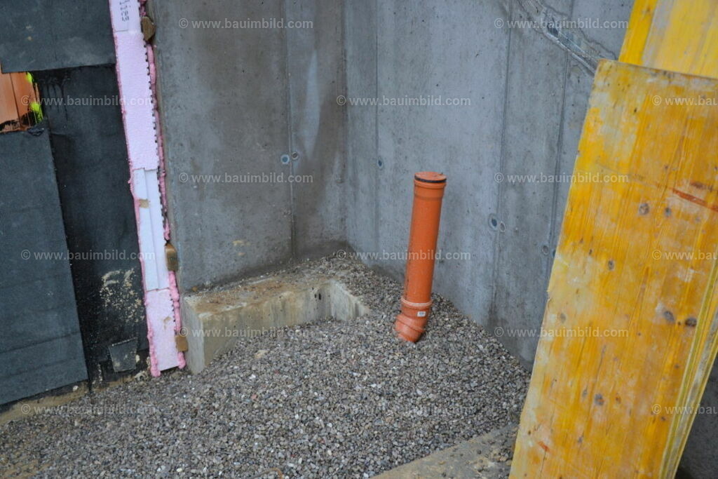 bib-lg03-abwasserkanal-0039 | Nach LV-Leistungsgruppen sortierte Detailfotos über den Bau eines Hauses. Alle Hausbau-Bilder direkt vom Urheber und Autor der Website Haus-Selber-Bauen.com