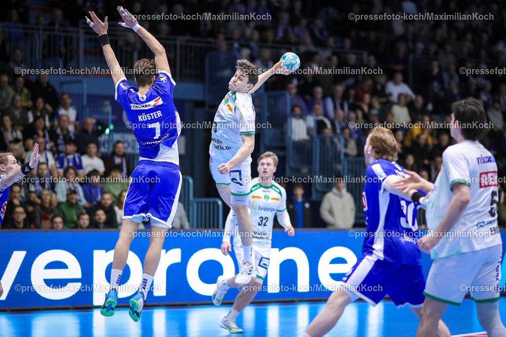 Gum1HBL19022401006 | 19.02.2024, Gummersbach, Handball, Liqui Moly Bundesliga, Schwalbe-Arena, VfL Gummersbach - SC DHfK Leipzig: Matej Klima (SC DHFK Leipzig) wirft über die Abwehr von Julian Köster (VfL Gummersbach)