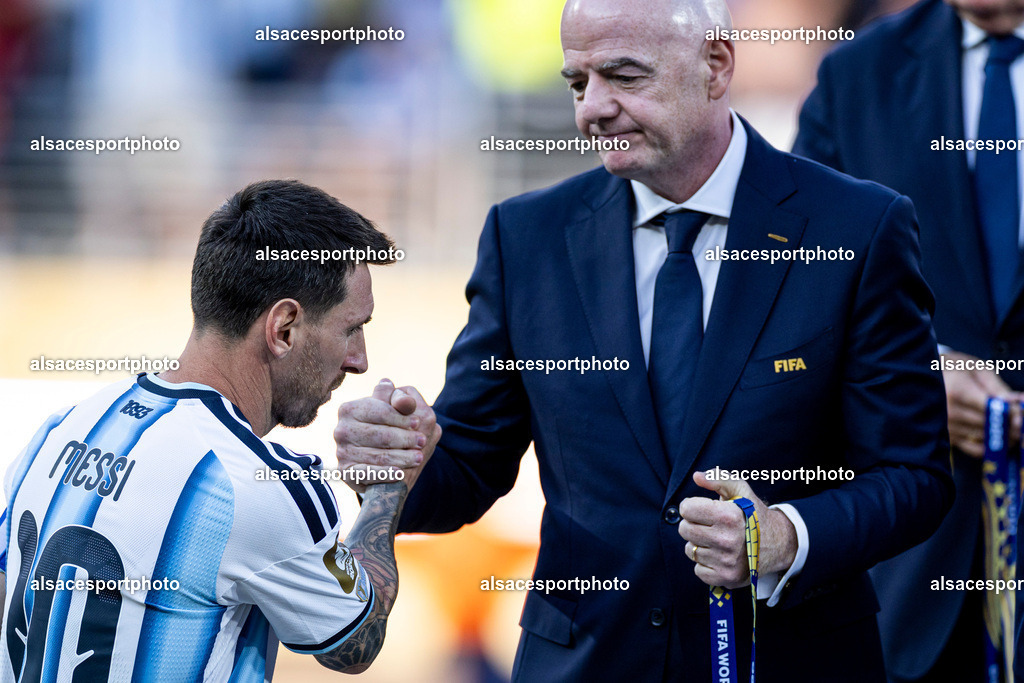 FOOTBALL : Argentine vs Espagne – Finale de la Coupe du Monde FIFA 2026. New York New Jersey Stadium, East Rutherford, New Jersey, États-Unis. 19/07/2026. | Lionel Messi #10 (Argentine) Gianni Infantino lors de la cérémonie de remise des récompenses organisée après la finale de la Coupe du Monde de la FIFA 2026 entre l'Argentine et l'Espagne au New York New Jersey Stadium, à East Rutherford (New Jersey), le 19 juillet 2026, aux États-Unis.
