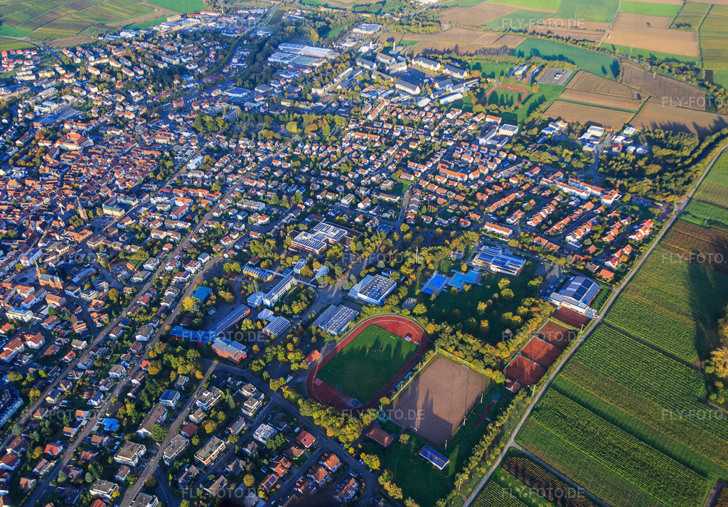 Gymnasium im Alfred-Grosser-Schulzentrum, Sportplätze der SpVgg 1920 Bad Bergzabern e.V.  und Rebmeerbad Bad Bergzabern  http://www.schulebza.de/gymnasium/ https://www.vg-bad-bergzabern.de/tourismus-freizeit/schwimmbaeder/rebmeerbad/ http://www.spvgg | Luftbild: Gymnasium im Alfred-Grosser-Schulzentrum, Sportplätze der SpVgg 1920 Bad Bergzabern e.V.  und Rebmeerbad Bad Bergzabern  http://www.schulebza.de/gymnasium/ https://www.vg-bad-bergzabern.de/tourismus-freizeit/schwimmbaeder/rebmeerbad/ http://www.spvgg-bza.de/ in Bad Bergzabern im Bundesland Rheinland-Pfalz in Deutschland. Foto: IMG_074664.jpg vom 14.10.2014 durch Werner Riehm/FLY-FOTO.de - Realisiert mit Pictrs.com