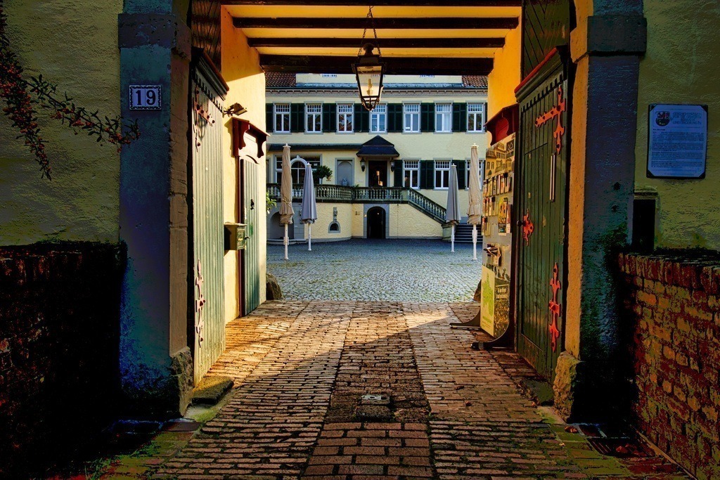Schloss Eulenbroich - steht in Rösrath an einem Nebenarm der Sülz | Durchgang zum Schloss - Realisiert mit Pictrs.com
