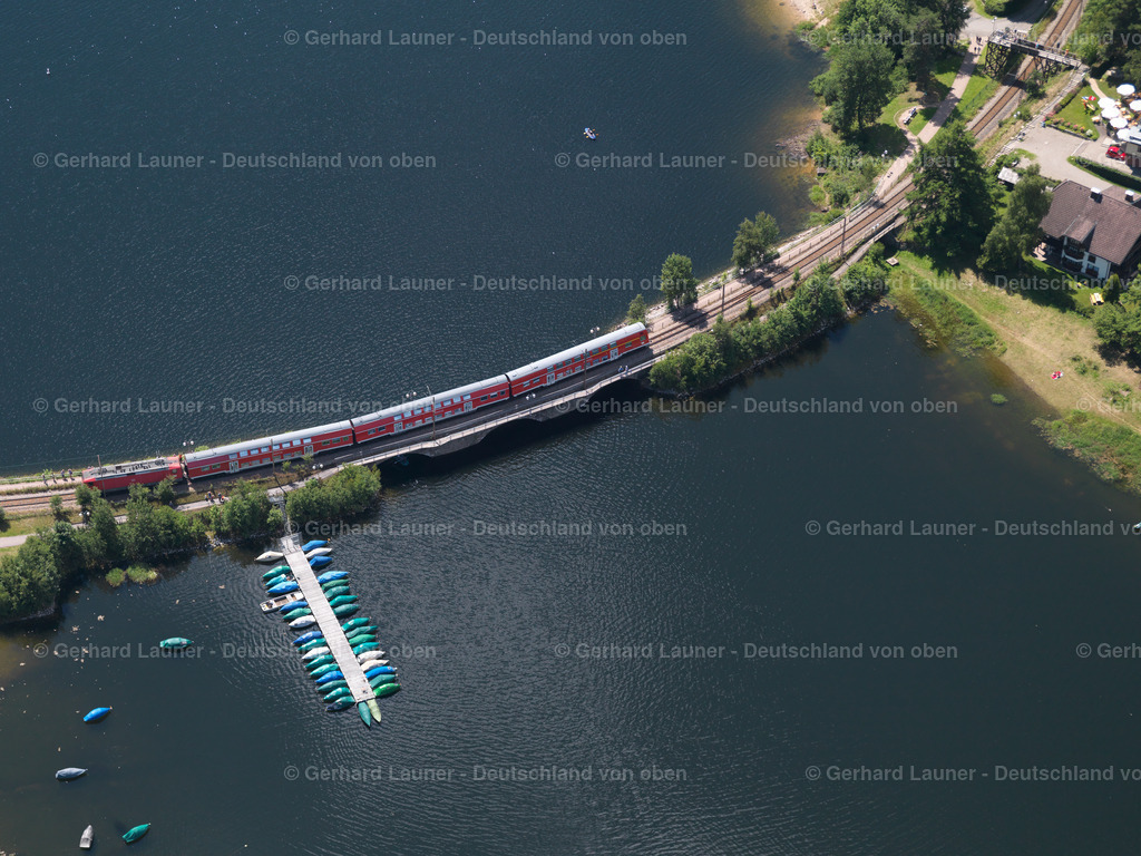 3083270 | Nahverkehrsug auf einer Brücke am Schluchsee
