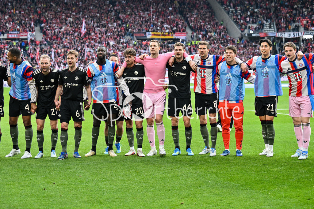 SC Freiburg - FC Bayern München | FREIBURG, GERMANY - 04. APRIL: die Spieler der Gäste feiern zusammen mit den Fans den 2-3 Auswärtssieg in Freiburg während dem Bundesligamatch zwischen dem SC Freiburg und dem FC Bayern München am 28. Spieltag im Europa-Park Stadion / DFL REGULATIONS PROHIBIT ANY USE OF PHOTOGRAPHS AS IMAGE SEQUENCES AND/OR QUASI-VIDEO / Jonathan TAH (FC Bayern Munich 4), Konrad LAIMER (FC Bayern Munich 27), Joshua KIMMICH (FC Bayern Munich 6), Dayot UPAMECANO (FC Bayern Munich 2), TOM BISCHOF (FC Bayern Munich 20), Manuel NEUER (FC Bayern Munich 1), Josip STANISIC (FC Bayern Munich 44), Leon GORETZKA (FC Bayern Munich 8), Hiroki ITO (FC Bayern Munich 21) und Jonas Kurt URBIG (FC Bayern Munich 40)