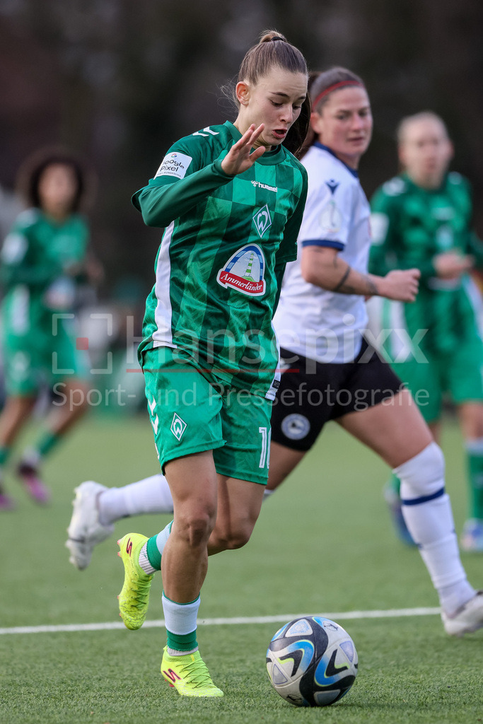 Fussball, Testspiel Frauen, DSC Arminia Bielefeld - SV Werder Bremen | v.li.: Tuana Mahmoud (SV Werder Bremen, 10) am Ball, Einzelbild, Ganzkörper, Aktion, Action, Spielszene