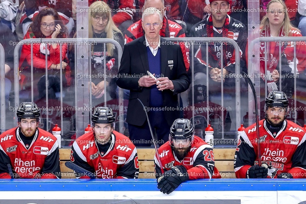 KEC15042601177 | 15.04.2026, Eishockey, DEL Halbfinale Play-Offs, Kölner Haie - Eisbären Berlin, Spiel 4, Lanxess-Arena Köln: Cheftrainer Kari Jalonen (Kölner Haie #hc) fokussiert auf der Trainerbank 