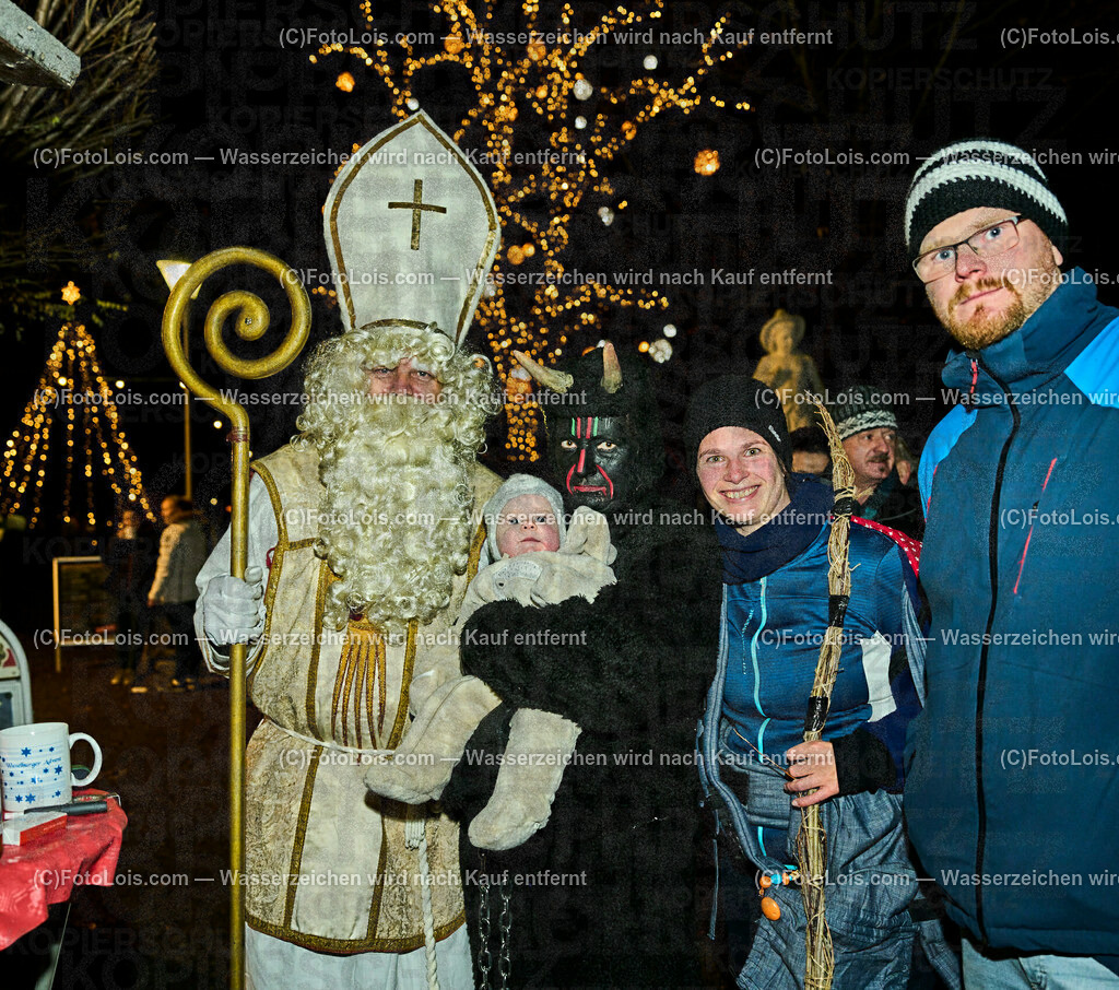 ALP7738_Wieselburger Advent_Nikolaus-Familie Grubmueller | (C)FotoLois.com, Alois Spandl, Wieselburger Advent im Schlosspark, Besuch durch den Hl. Nikolaus und seinen Krampussen, Sa 3. Dezember 2022.