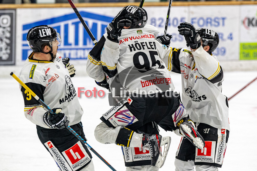 TSV Peißenberg Miners vs EA Schongau Mammuts | Eishockey Bayernliga 2023/2024, TSV Peißenberg Miners vs EA Schongau Mammuts, 20231215,
Freude über den Sieg bei Florian HÖFLER (Mammuts 95),
2023-12-15 in Peißenberg (Eisstadion)
19 Matthias MÜLLER (Mammuts 19), 95 Florian HÖFLER (Mammuts 95), 84 Tim MÜHLEGGER (Mammuts 84)
Copyright: WolfgangxLindner foto-lindner.de