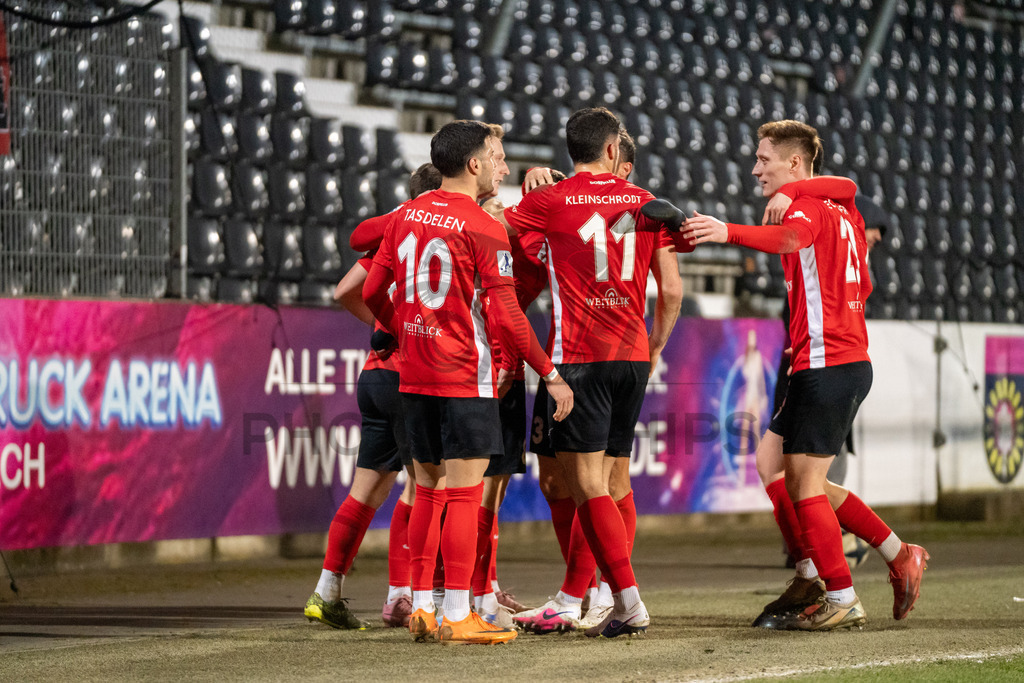 SG Sonnenhof Grossaspach vs. SSV Ulm 1846 Fussball, Fussball, WFV-Pokal, Viertelfinale, 01.04.2026 | Kollektiver Torjubel nach dem Treffer zum 2:1 durch Elias Rahn (SG Sonnenhof Grossaspach, #08),SG Sonnenhof Grossaspach vs. SSV Ulm 1846 Fussball, Fussball, WFV-Pokal, Viertelfinale, 01.04.2026