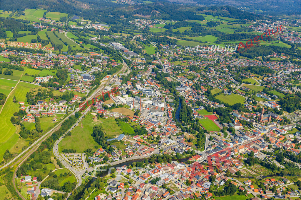 zwiesel-deko-wandbild-5294-jahr-2025 | Luftaufnahme der Stadt Zwiesel - Die Luftaufnahme wurde 2025 vom UL-Flugzeug heraus erstellt ( keine Drohne ) - Hochauflösende Luftaufnahme - für professionelle Ausdrucke geeignet. Die Geschenkidee !Mit Lizenz und Bildrechte bestellbar
