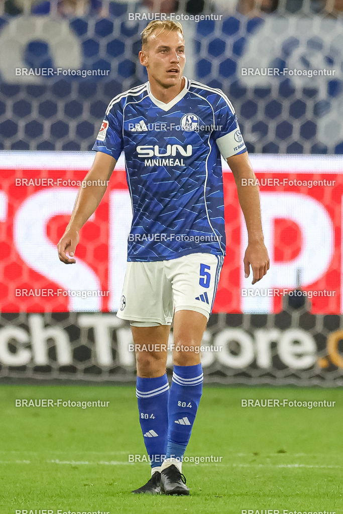 1_S04BER_20250801_2593.JPG -  - FC Schalke 04 - Hertha BSC Berlin - 2. Bundesliga | Gelsenkirchen, Deutschland, 01.08.25: Timo Becker (FC Schalke 04) schaut waehrend des Spiels der 2. Bundesliga zwischen FC Schalke 04 - Hertha BSC Berlin in der Veltins-Arena am 01. August 2025 in Gelsenkirchen, Deutschland. (Foto von Stefan Brauer/Brauer-Fotoagentur)DFB/DFL REGULATIONS PROHIBIT ANY USE OF PHOTOGRAPHS AS IMAGE SEQUENCES AND/OR QUASI-VIDEO.