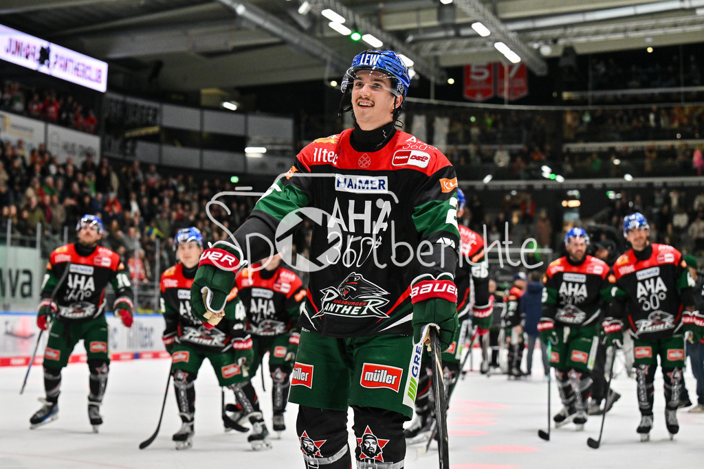 Augsburger Panther - Düsseldorfer EG | Die Augsburger Spieler freuen sich ueber den Heimsieg gegen Duesseldorf / DEL: Augsburger Panther - Duesseldorfer EG, Curt Frenzel Stadion am 04.03.2025 / zusammen mit den Fans / Christian HANKE (Augsburger Panther #25)
