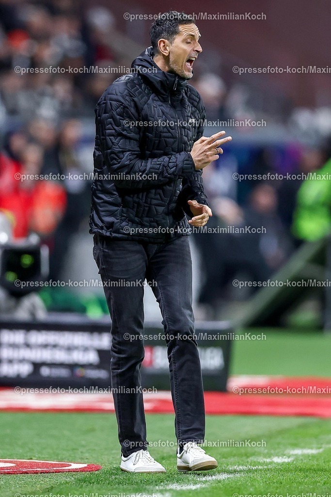 SGE30112501090 | 30.11.2025, Fußball, Eintracht Frankfurt - VfL Wolfsburg, 1. Fußball Bundesliga, 12. Spieltag, Deutsche-Bank-Park (Frankfurt am Main), Saison 2025 2026: Cheftrainer Dino Toppmöller (Eintracht Frankfurt #hc) gestikulierend am Spielfeldrand   DFB Regulations prohibit any use of photographs as image sequences and or quasi-video.