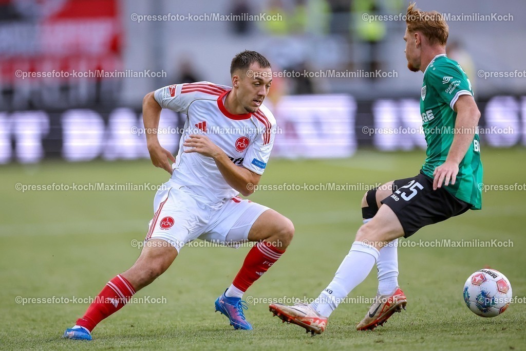 PRM22082501096 | 22.08.2025, Fußball, Preußen Münster - 1. FC Nürnberg, 2. Fußball Bundesliga,  Preußenstadion, Saison 2025 2026: Julian Justvan&nbsp;(1FC Nuernberg #10)  im Zweikampf gegen  Luca Bolay&nbsp;(Preussen Muenster #25) DFB regulations prohibit any use of photographs as image sequences and or quasi-video.
