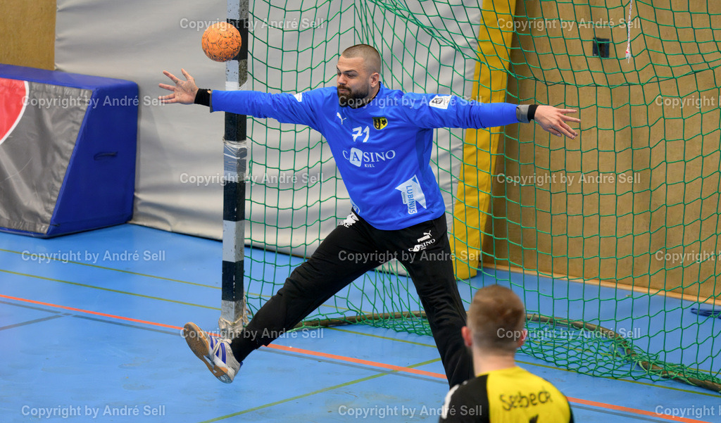TSV Altenholz vs HG Hamburg-Barmbek | Tom Landgraf (TSVA #71) pariert unter Beobachtung von Simon Seebeck (TSVA #6) einen Wurf beim Stand von 33-31 / Handball 3. Liga Nord-Ost Männer 2025/2026 / TSV Altenholz vs HG Hamburg-Barmbek / Edgar-Meschkat-Halle / Altenholz / 27.03.26 - Realisiert mit Pictrs.com