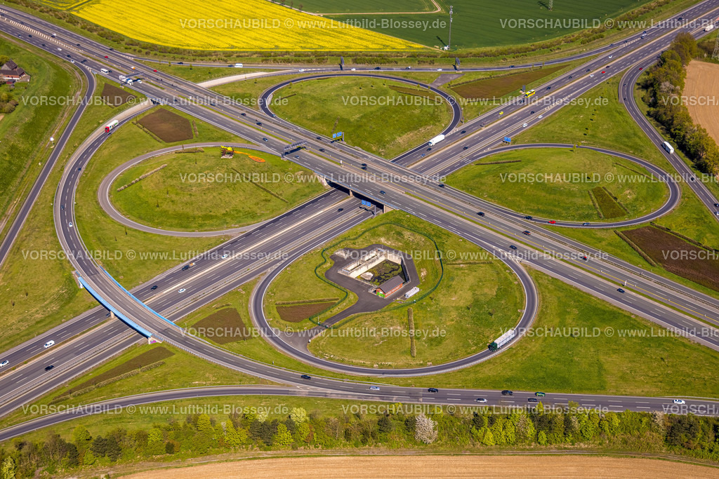 Kamen220403951Rotary | Luftbild, 20.000 Tulpen pflanzten die Kamener Rotarier am Kamener Kreuz unterhalb der ADAC-Hubschrauber-Skulptur. Sie werden in den nächsten Tagen blühen. 
Rotarys Kampf gegen die Kinderlähmung (POLIO Poliomyelitis)
Das größte Projekt, das Rotary in seiner 116-jährigen Geschichte je angepackt hat – der Kampf gegen die Kinderlähmung –, heißt PolioPlus und steht kurz vor dem Ziel: Seit 1988 gelang es mit Hilfe mächtiger Partner wie der Weltgesundheitsorganisation, den größten Teil der Welt durch massive Impfkampagnen von Polio zu befreien. Durch die großen Fortschritte der letzten Jahre rückt das Ziel in greifbare Nähe: Innerhalb der nächsten drei Jahre bis 2023 soll die Übertragungskette weltweit unterbrochen sein. , Kamen, Ruhrgebiet, Nordrhein-Westfalen, Deutschland